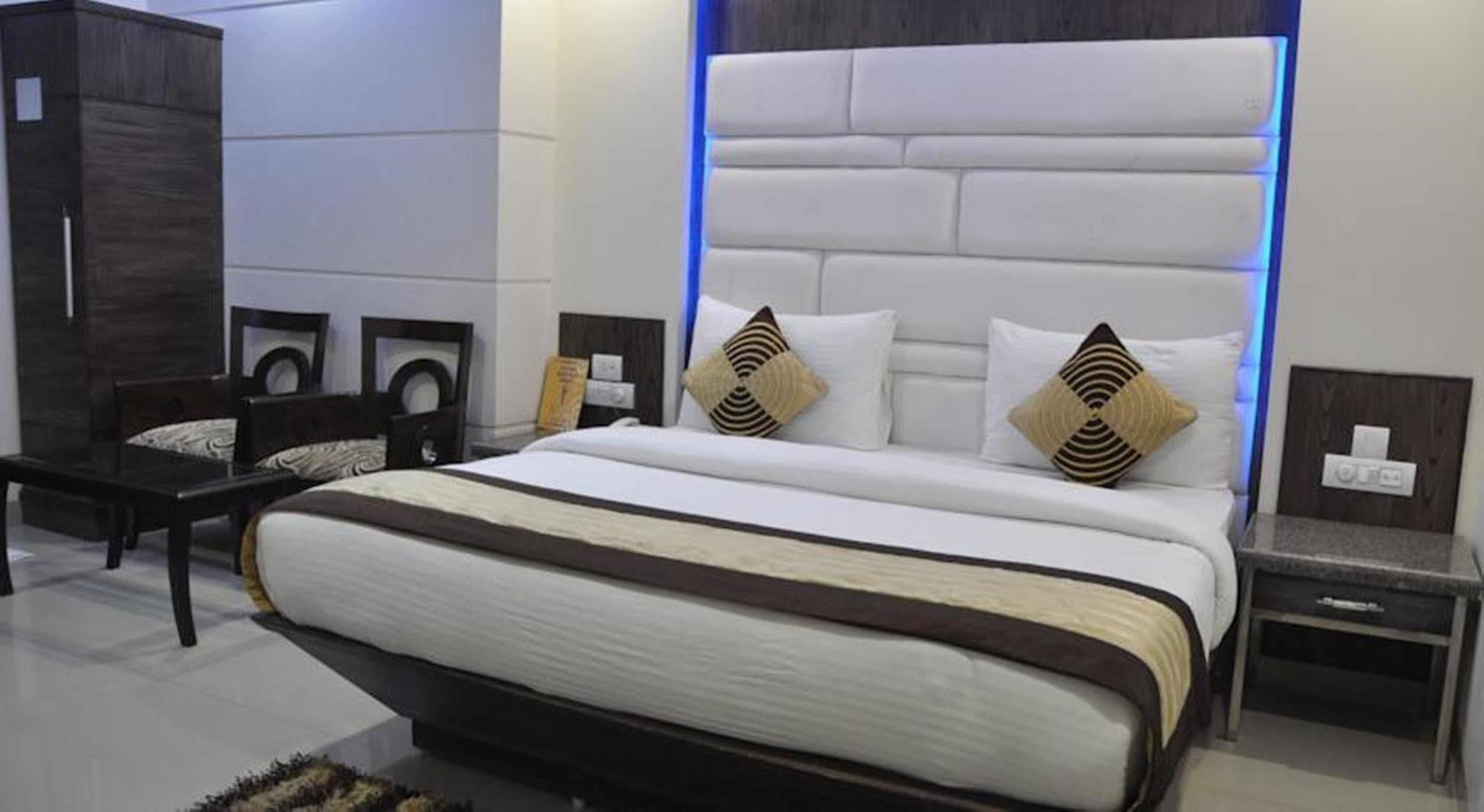 Hotel Stay Well Dx Ню Делхи Екстериор снимка